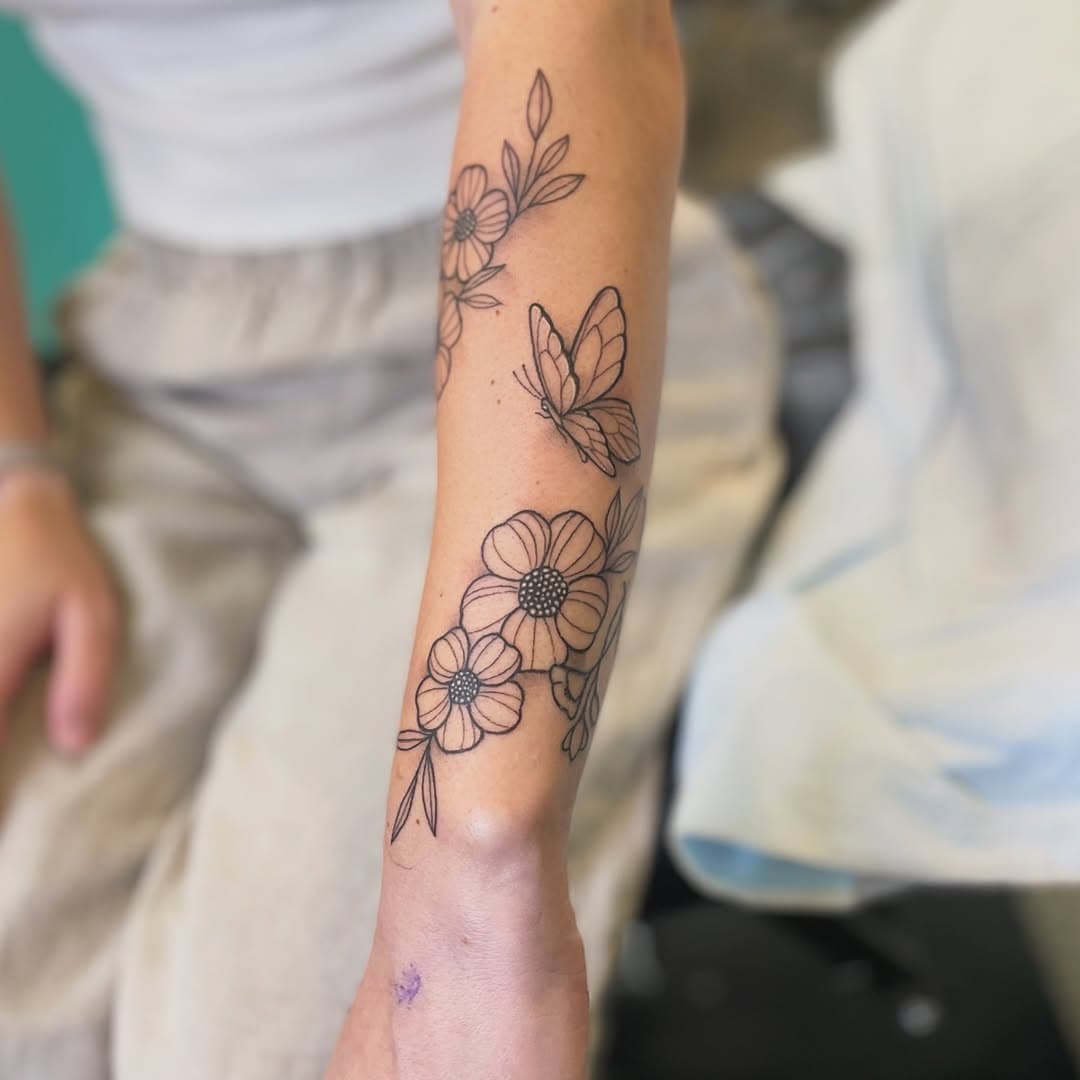 I got to do this pretty wrap around piece the other day! 🦋🌹 thanks so much with trusting me!!

✨✨✨
I am currently booked until October but I did just have a  last minute cancellation for tomorrow. Please DM me if you want to snag that spot 🙏🏽

Update: spot is filled! Please DM if you’re interested in scheduling something. Currently booking mid-October.