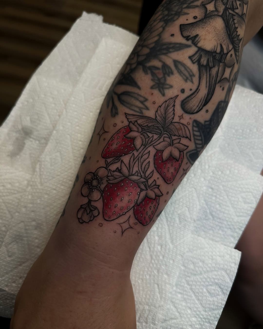 A strawberry filler 🖤🖤

#tattoo #tattoos #girlswithtattoos #strawberry #strawberrytattoo #waco #wacotx #wacotattoo #wacotattoos #knowwaco #austintx #austintattoo #dallastattoo #dallastx