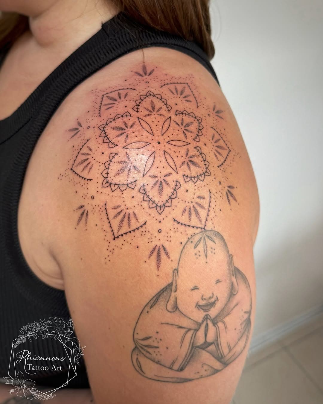 I absolutely love doing these open dotwork ornamental mandalas and @raisaszlanina was so sweet to again to let me do whatever I wanted 🥰 
Right above a little Buddha we did a while ago! 

#mandalatattoo #ornamentaltattoo #finelinetattoo #femaletattooartist #blackwork #dotworktattoo