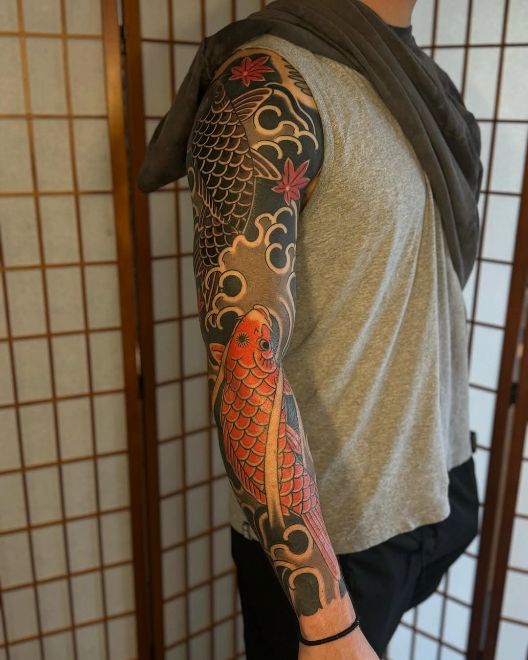 Koi to momiji.

Manga japonesa feita para o Cole, durante minha temporada no Japão, no incrível @sacredcartel.okinawa

Linhas e fundo feitos por mim, cores das carpas e bordos finalizadas impecavelmente pelo meu querido amigo e grande tatuador @brunoyoshiotattoo 

Para trabalhos como este, me contate pelo link na bio!