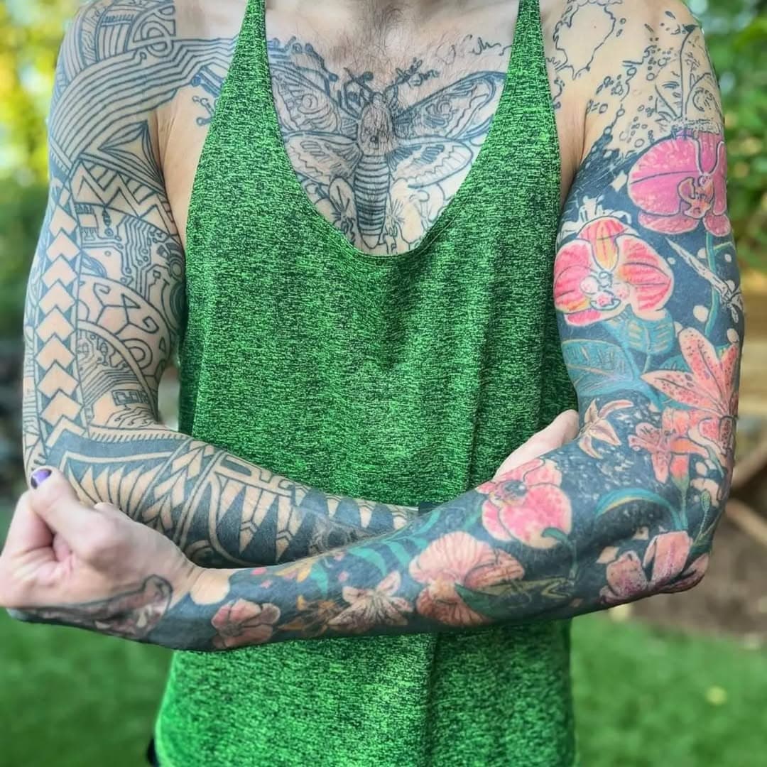 Lovely sleeve progress with the equally lovely @the_dancing_mantis 

Thank you Kyle for taking this journey with me, I'm so excited for the rest of it 🖤