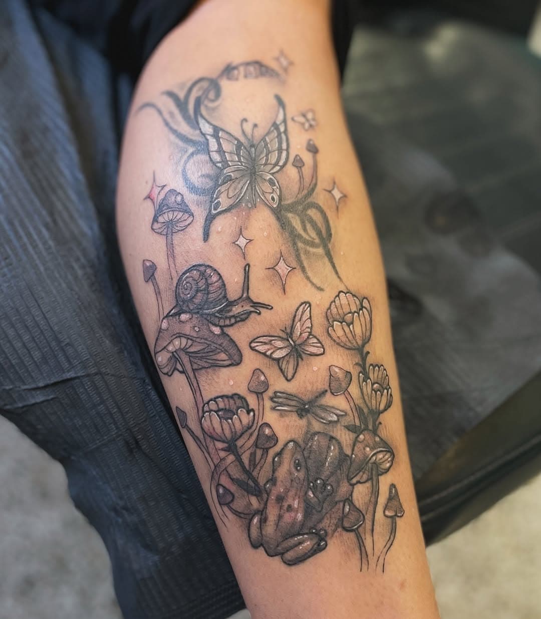 Tina had two tattoos (last slide / not by me) that she gave me the creative freedom to combine. Two short sessions later and this was the result 🐸🦋🍄✨ Much of it was drawn on with a sharpie, swipe to see the process.

Thanks so much for always trusting me with these projects! It’s always great to see you and chat with you 🫶🏽

Currently booking weekdays in October. DM for appointments ♡