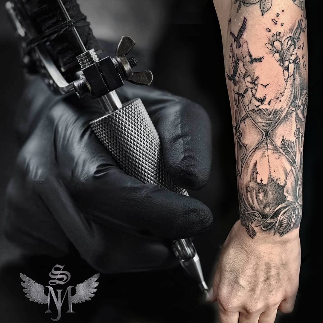 #hourglass #hourglasstattoo #tattoo #ink #finelinetattoo  #realistictattoo #beautifultattoo #tattooFrankfurt #tattoobadhomburg #tattoogermany #tattoobadenwürtemberg #tattookarlsruhe #tattoogreece #tattoostudiosakismj #sakismj #cheyenne #cheyenne_tattooequipment