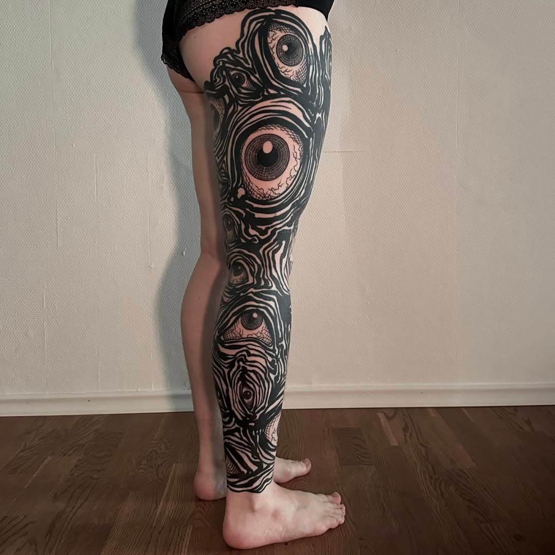 .[🔥🤍👁️].

MOKUMOKUREN 
• blackwork legsleeve • 

fully healed 
finally finished my most favorite project 🫶🏼

cannot thank you enough for everything & especially for becoming such a important friend of mine during the past years @kontrabass_im_monstertruck 🤍 YOU ROCK! 

Done @atelier.obscura.nbg 

#tattoo#tattoos#tattooed#tattooart#tattoowork#tattooartist#tattooartwork#ink#inked#skinart#blackwork#legsleeve#sleevetattoo#tattoosleeve#legsleevetattoo#tattoolegsleeve#mokumokuren#eyes#eyestattoo#darkart#darktattoo#blacktattoo#germanytattoo#tattoogermany#tattoonürnberg#nürnbergtattoo#ilovemyjob#ilovemyclients#eclipsetattooink