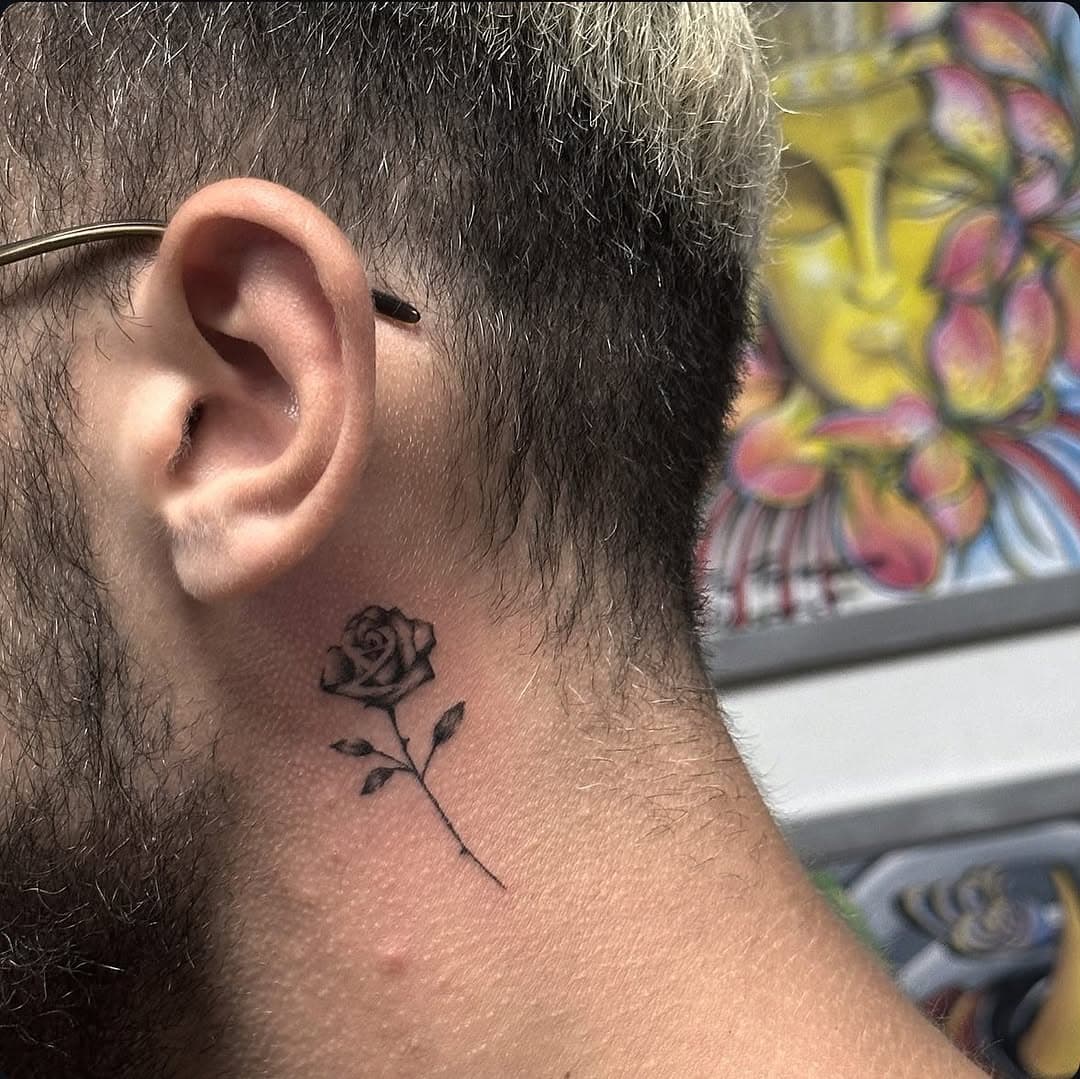 🌹

tattoo realizzato presso @tps_tattoo_piercing_studio 

Info e progetti in DM📨

•
•
•

#rosetattoo #smaltattoo #balckandgreytattoo #realistictattoo #finelinetattoo #inkedup #lecce