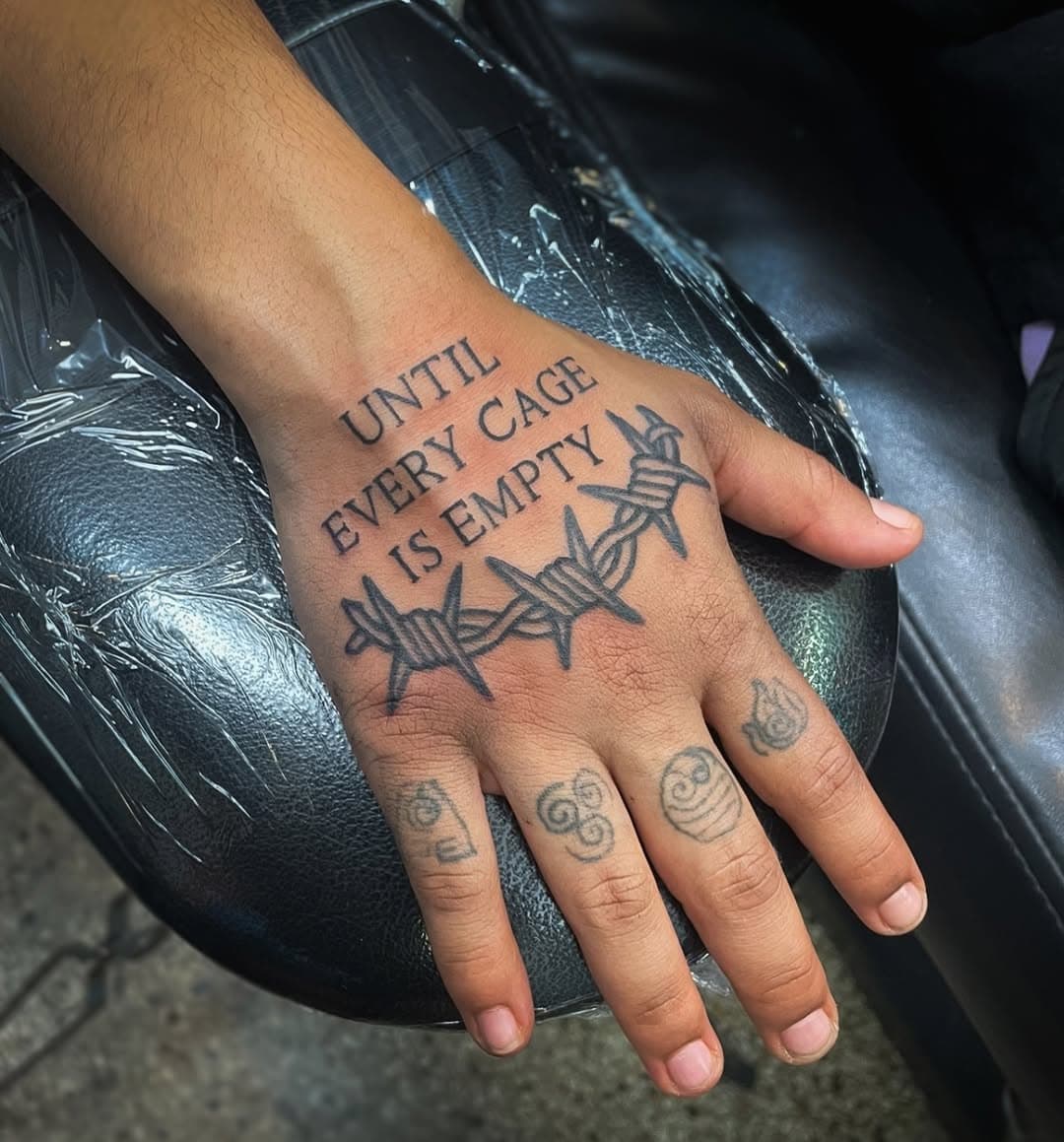 Finally getting around to posting this.
Basically the best phrase used in #AnimalRights imo, on one of the coolest people!!!
(Fingers not by me)

Thanks so much for letting me do this on you Aaliyah
❌⛓️❌⛓️❌

#untileverycageisempty 
#AnimalLiberationFront