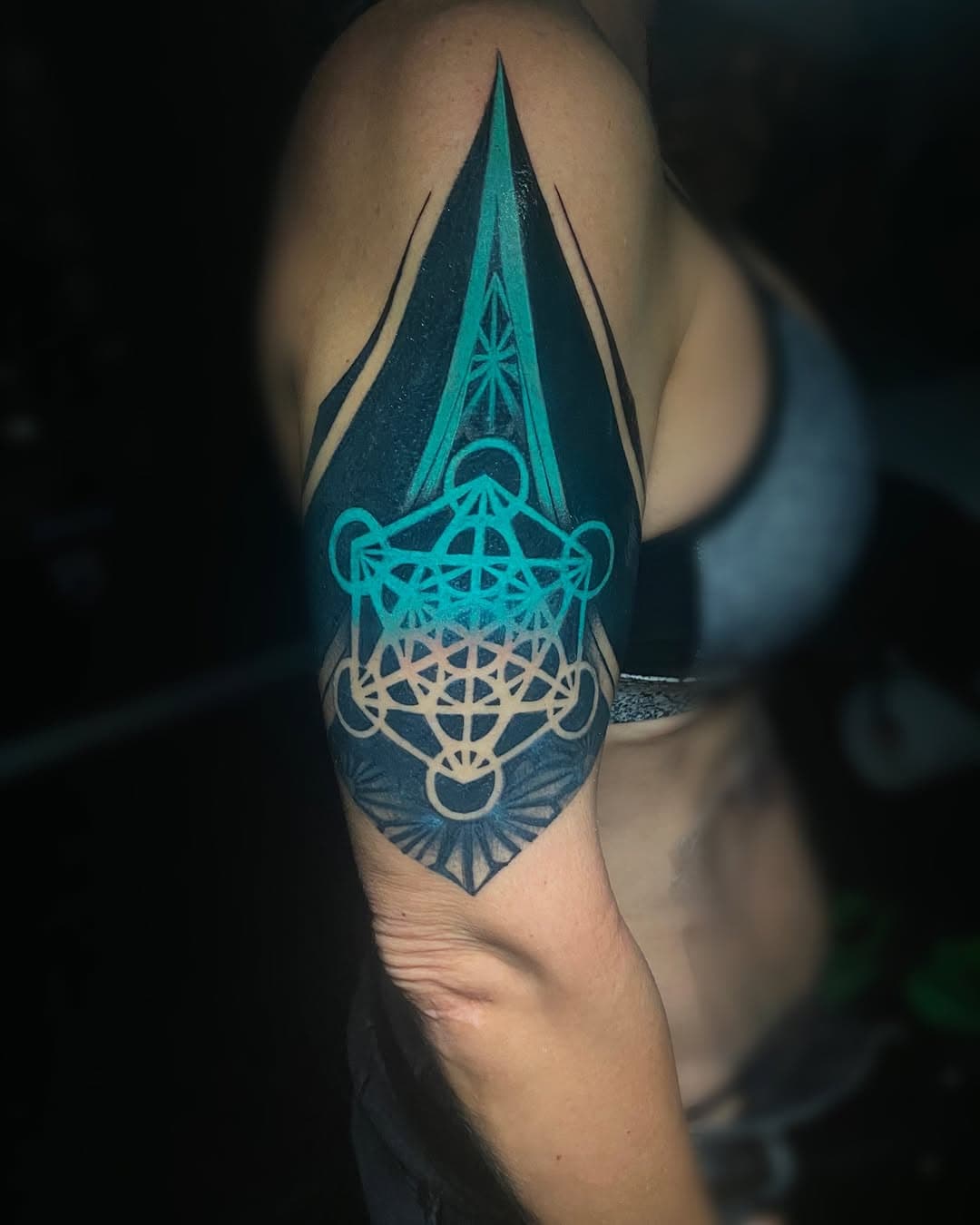 #cover #metatron #geometric #tattooo #tatuaje #tatuajes #geometrictattoo #metatronscube #cubo #color #tattoo olor #tatuajecolor #verde #green #blackout 
@tattoopintoink