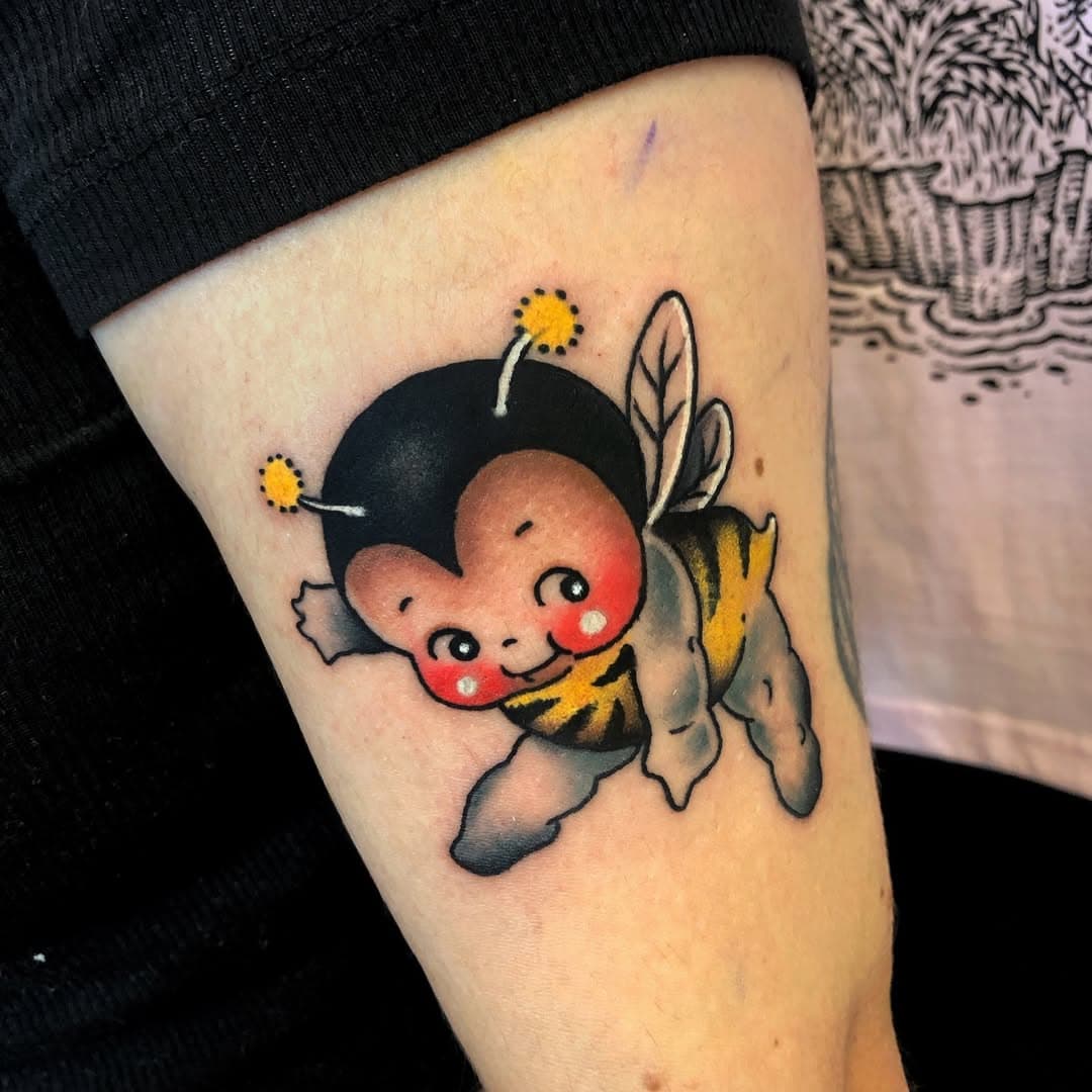 Insecto predilecto sobre majestuosa individua 
Gracias siempre María !! 🐝…❤️
Y qué me decís del centelleante agasajo azucarado de patitas purpúreas? Pardiez !!!! 🥰 gracias @iamchloegrene 
Hecho en la @oldnavytattooexpo