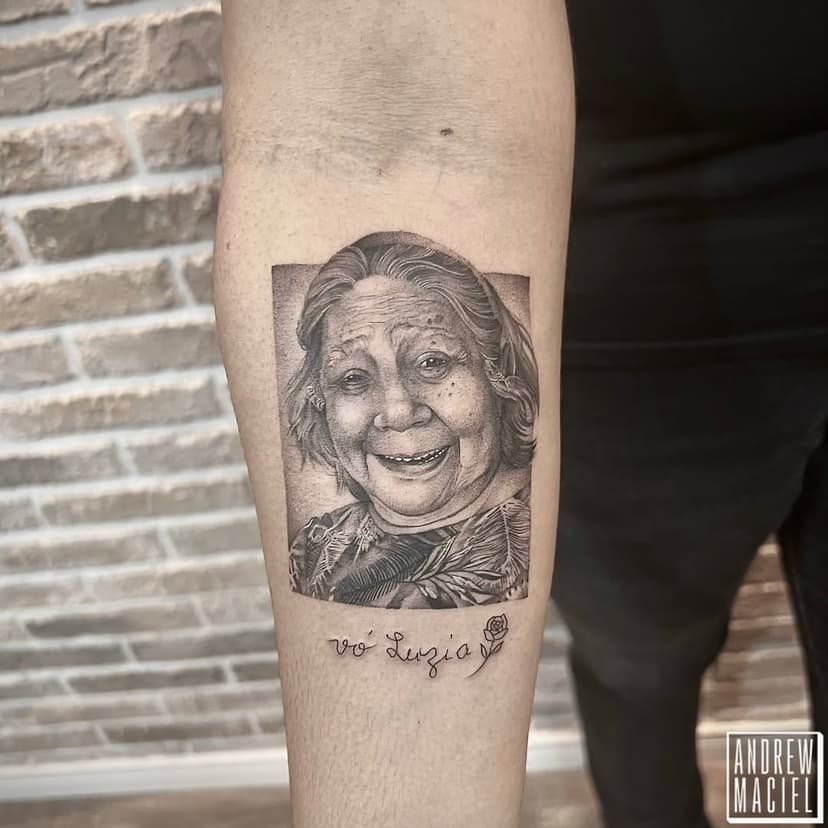 Homenagem da @elymonteiroaires pra sua avó Luzia
.
Orçamentos e agendamentos somente pelo WhatsApp:
(85)989295634 (link na bio)
.
.
.
#avós #caligrafia #tatuagemrealista #3rl #retrato #avó #microrealismo #blackwork #blackworktattoo #microrealismtattoo #callygraphy #fineline #finelinetattoo #tatuagemfortaleza #fortaleza #ceara #brasil