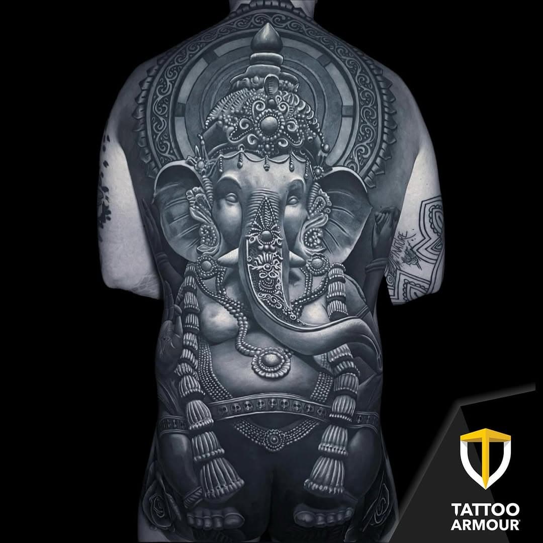 Amazing back piece🔥🔥 by @drawingdeadart 
•
•
•
#tattooartist #blackandgreytattoo #creative #backtattoo