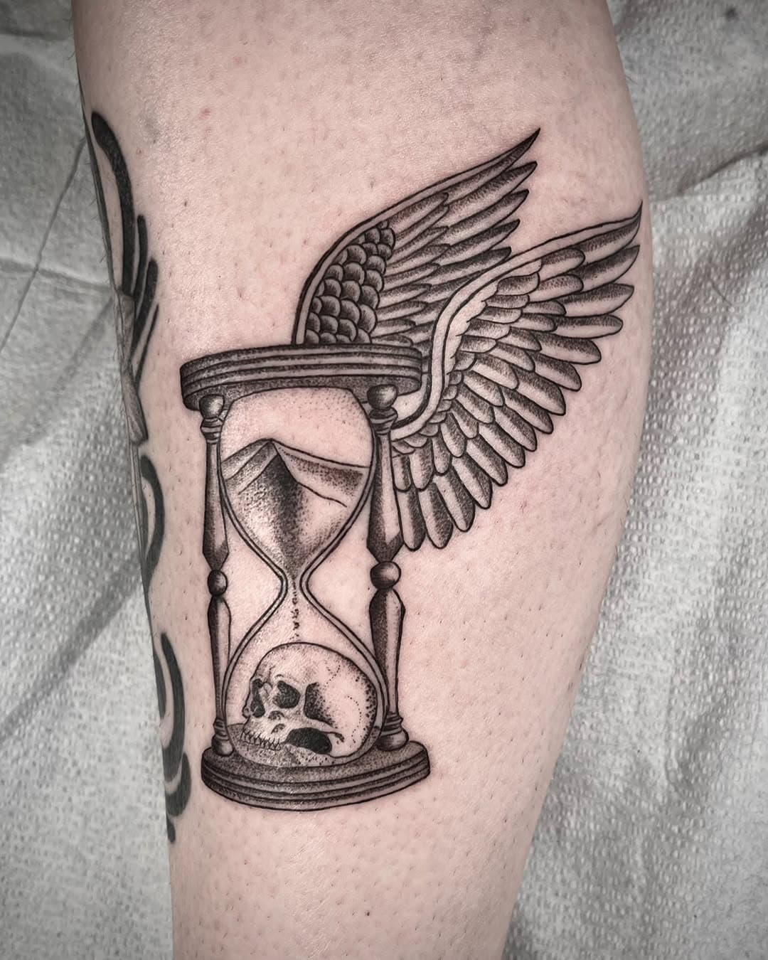 Custom 💀 Hourglass for Charlie
Made at @blacksacramenttattoo 

⭐️ BOOKING SEPTEMBER/OCTOBER IN LAS VEGAS. FLASH OR CUSTOMS. SUBMIT A FORM TO BOOK ⭐️