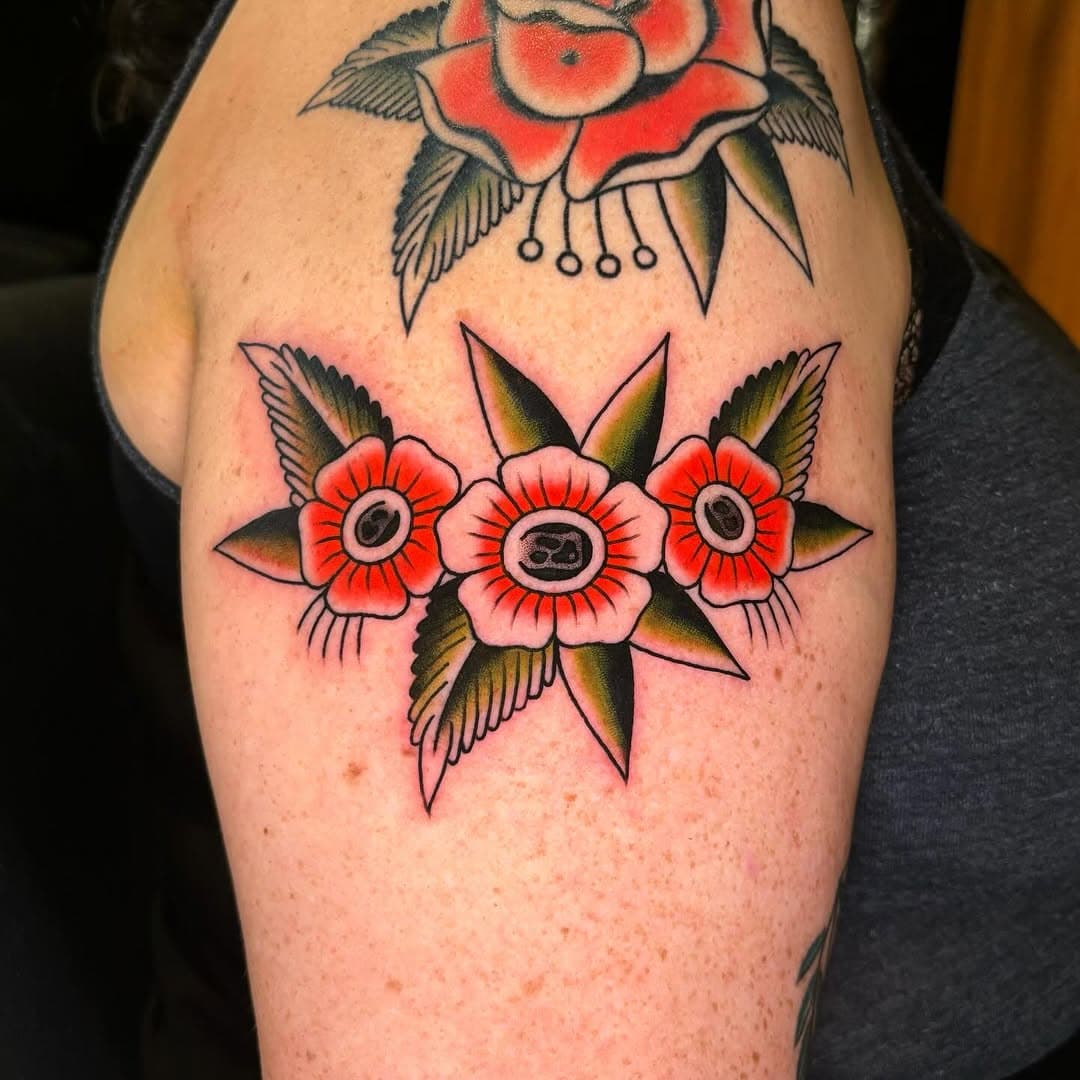 Floral para a Ruth.
Obrigado por mais essa!

* Rosa de cima feita há alguns dias, ainda em processo de cicatrização.

Horários disponíveis aqui na @classictattoobh 

Obrigado à todos.