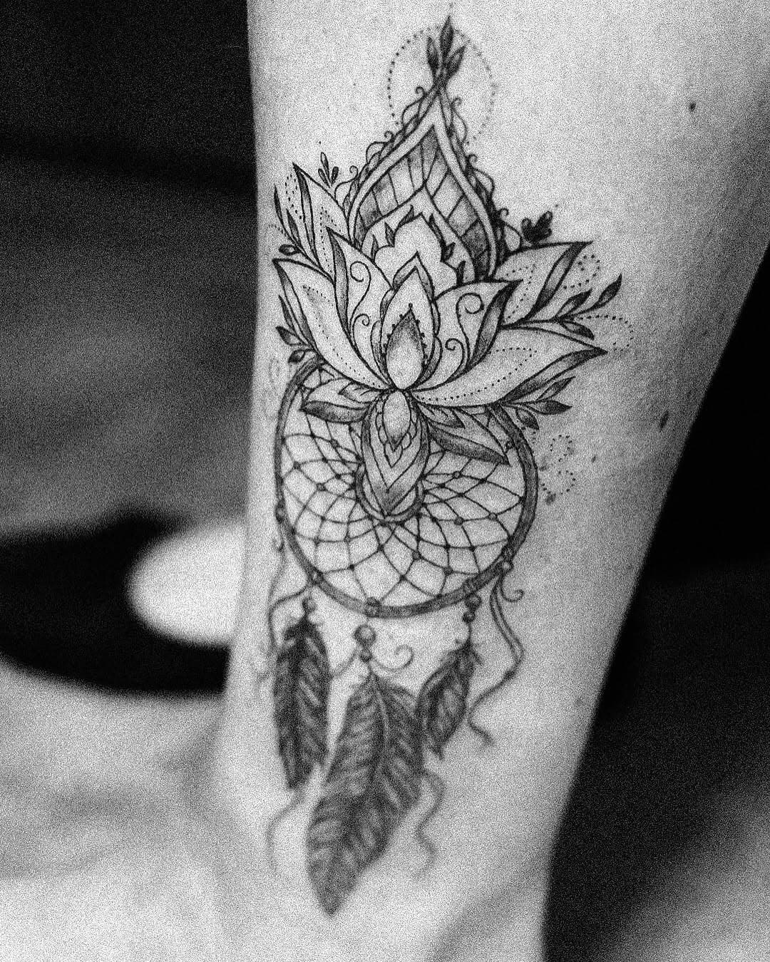 Traumfänger ornamental 🪶✨

#alexandratattooing #traumfängertattoo #tattooartist #lotustattoo #ornamental #ornamentaltattoo#leipzigtattoo #tattooleipzig #markkleeberg #leipzig