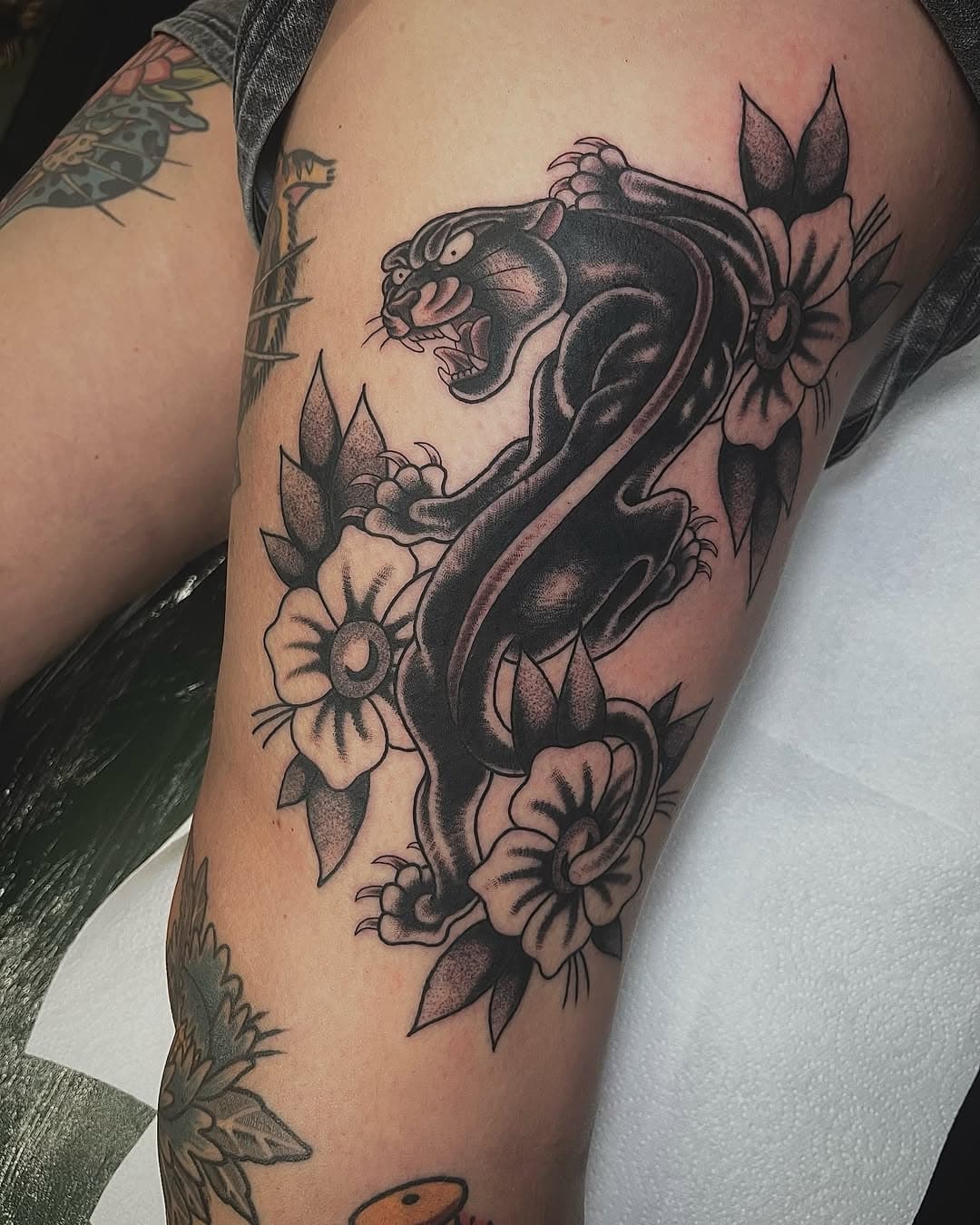 Big ol one shot crawly boi for Tash. All my healed stuff around it too. Thanks as always mate! Love some b&g traditional! #classictattoos #boldwillhold #traditionaltattoos #traditionaltattoo #traditionalartist #whipshaded #brightandbold #tradtattos #derbytattoo #derbytattoos #derbyshire #derbyshiredales #blackclaw #blackclawneedle #blackclawneedles #oldlines #bright_and_bold #realtraditional  #traditionalflash #tattoo #besttradtattoos