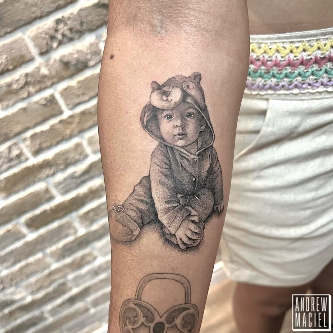 Homenagem da @ednara_bastos pra sua filha Jéssica Kamily.
.
Orçamentos e agendamentos somente pelo WhatsApp:
(85)989295634 (link na bio)
.
.
.
#filha #bebê #homenagem #tatuagemrealista #3rl #retrato #microrealismo #blackwork #blackworktattoo #microrealismtattoo #fineline #finelinetattoo #baby #babytattoo #tatuagemfortaleza #fortaleza #ceara #brasil