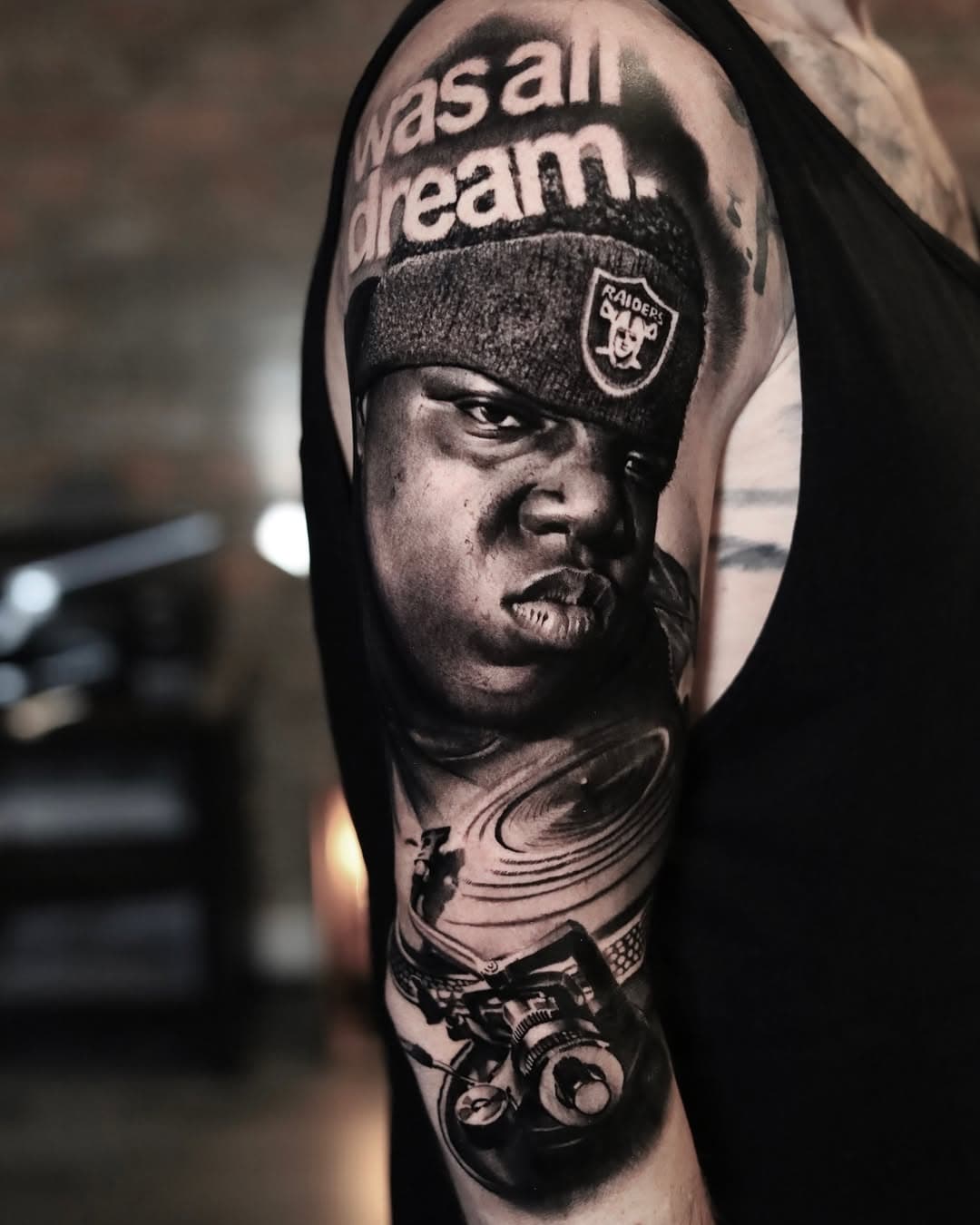 Two days in a row / Dwa dni z rzędu. Dzięki @ddoubleyouprod za zaufanie i rozpoczęcie super rękawa 😊 

#tattoo #tatuaz #music #rap #hiphop #notoriusbig #tatuaż #ink #inktattoo #realistic #realistictattoo #worldofartists #worldofink #szymonwrozyna #pracowniaglębia #katowice @tatt_booster @tattoome.eu @barberdts_polska @pepax.official @pracowniaglebia