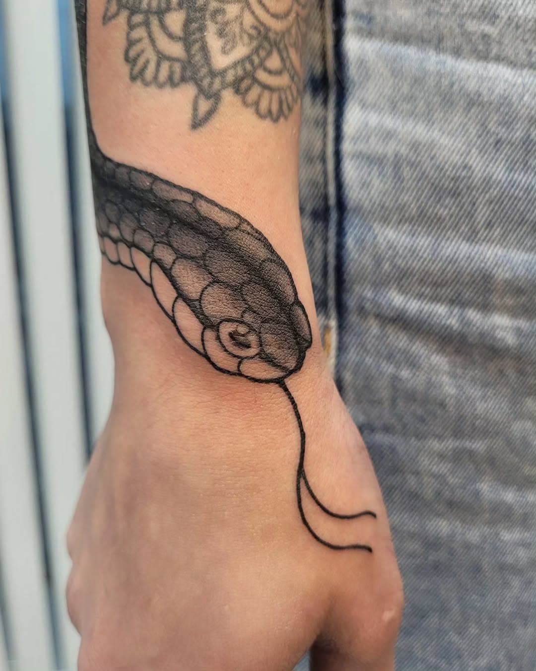 cobrinha sob medida 🐍
obrigado por mais essa @kessiafrnds 

-link na bio pra marcar sua tattoo 🤝🏽