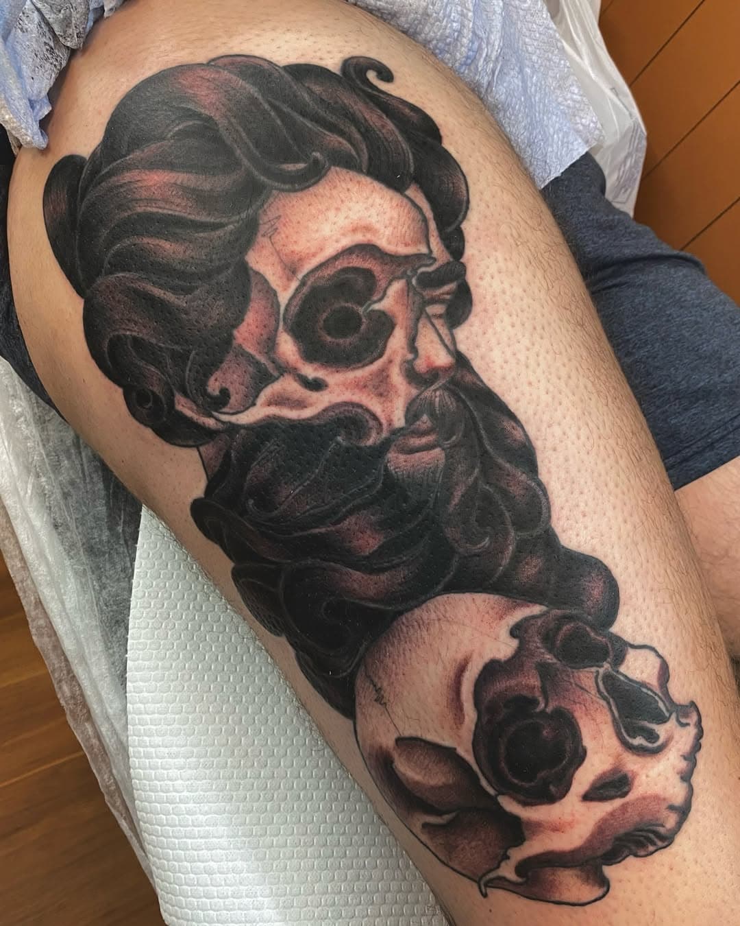 Trampão da perna do Fernando finalizado hoje!
Foram duas sessões e esse rapaz tá registrando seu 34º crânio tatuado.
Obrigado mais uma vez, guerreiro!