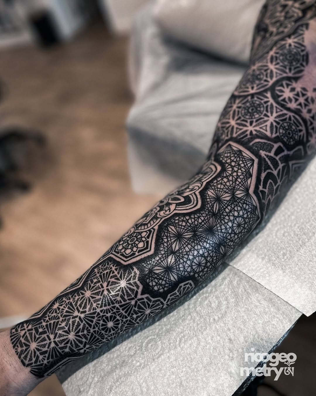 Inner arm 📐 & outer arm 💀 
Time off at the moment is giving me a great chance to reflect on some old shots I never posted while I was too caught up in how time consuming being a tattooist is. I’m grateful for any moments of a rest period, to let the creative process catch up again, bringing back with it an appreciation for a craft that takes a serious amount of patience, perseverance and resilience to execute.
#geometrictattoo @ellipsistattoo
