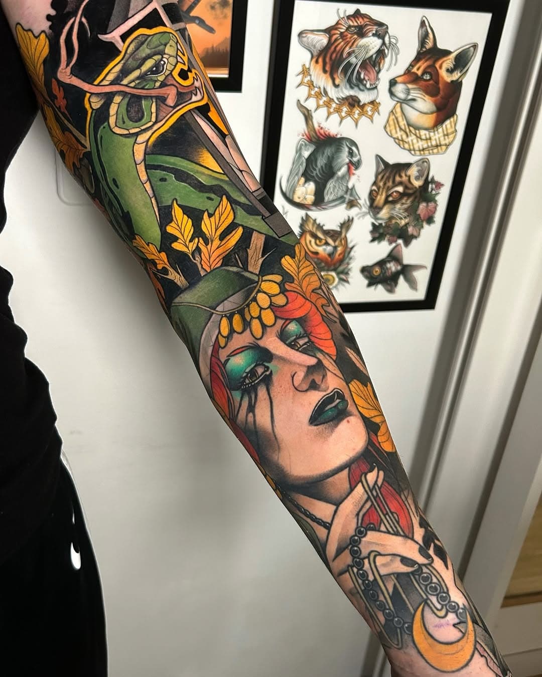 Finished 🍂 🧙🏽‍♀️ 🐍 🐦‍⬛ 🦇 Gracias @carlitosreadysdj  por las risas, las horas de charla y la confianza!! 🕺🏻
Done at @malibutattoo_sitges
________________
@artdriver_tattoomachines @eternalink @barber_dts @aloetattoo 
 #tattooing #tattoo #tattoooftheday #barcelona #bcntattoo #art #neotraditional