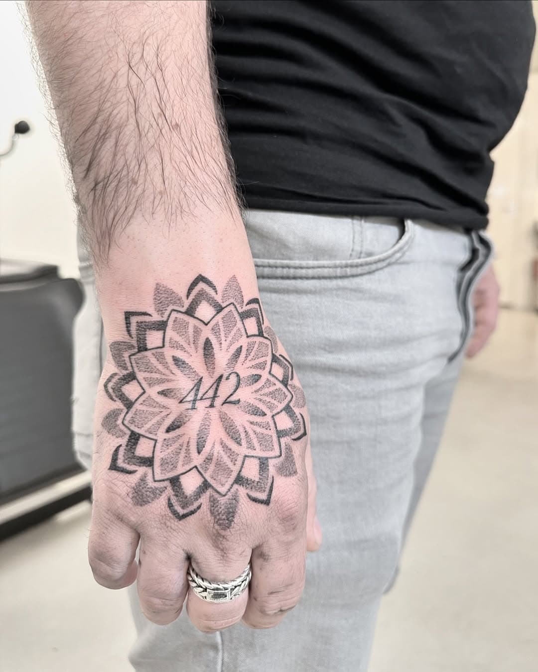 Walked in for something small, walked out with this beautiful mandala 😉😍
Thank you for the trust! I had a lot of fun doing it✨
.
.
.
.
.
#mandalatattoo #walkintattoo #freshink #tattoo #tattooart #art #tattoos #bodyart #tattoodesign #dotwork #handtattoo #fisttattoo #ink #inked #beautiful #utrecht #netherlands #gouda #rotterdam