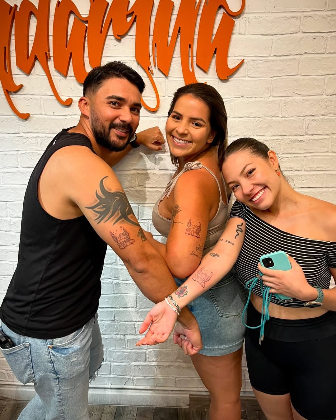 Ellos pasaron a grabar para toda su vida la experiencia de un inolvidable viaje 🚍💫

 #tatto #tattorecuerdo #tattooinolvidable #viaje #travesia #recuerdo #motorhome #tatuajesamigos #tattoos #tattooalicante