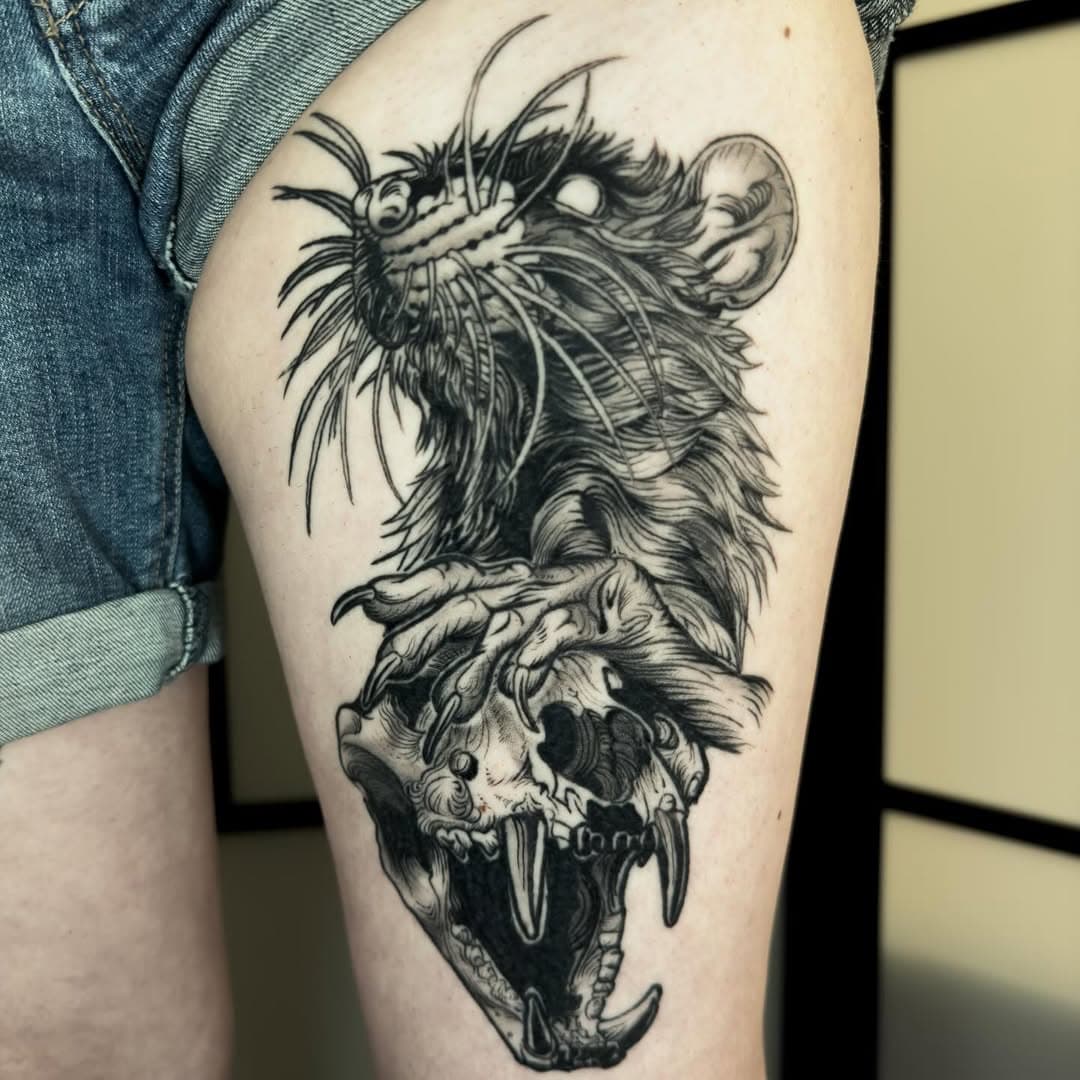 Réalisé au @foxholetattooshop tatouage cicatrisé 

Je serai à la @perigueuxtattooexpo avec mes flashs @tazonnoir.ttt pour les amoureux du blackwork

#tattoo #blackwork #bourges #tatouage #rat #skull