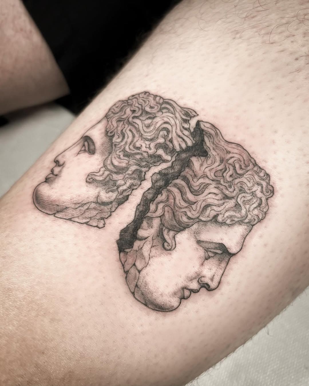 ✧ Giano Bifronte ✧
.
.
.
#florenceitaly #florencetattoo #tattoofirenze #firenzetattoo #tattooflorence #fineline #finelinetattoo #microrealismotattoo #microrealismtattoo #tattoo #tattooart #tattoos #italiantattooartist #firenze #florence