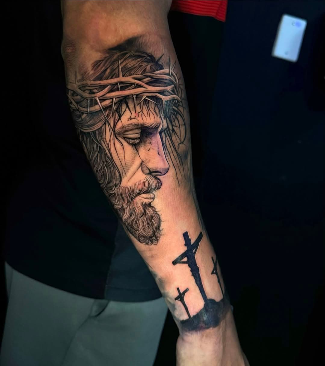 Tatuagem de Cristo no antebraço