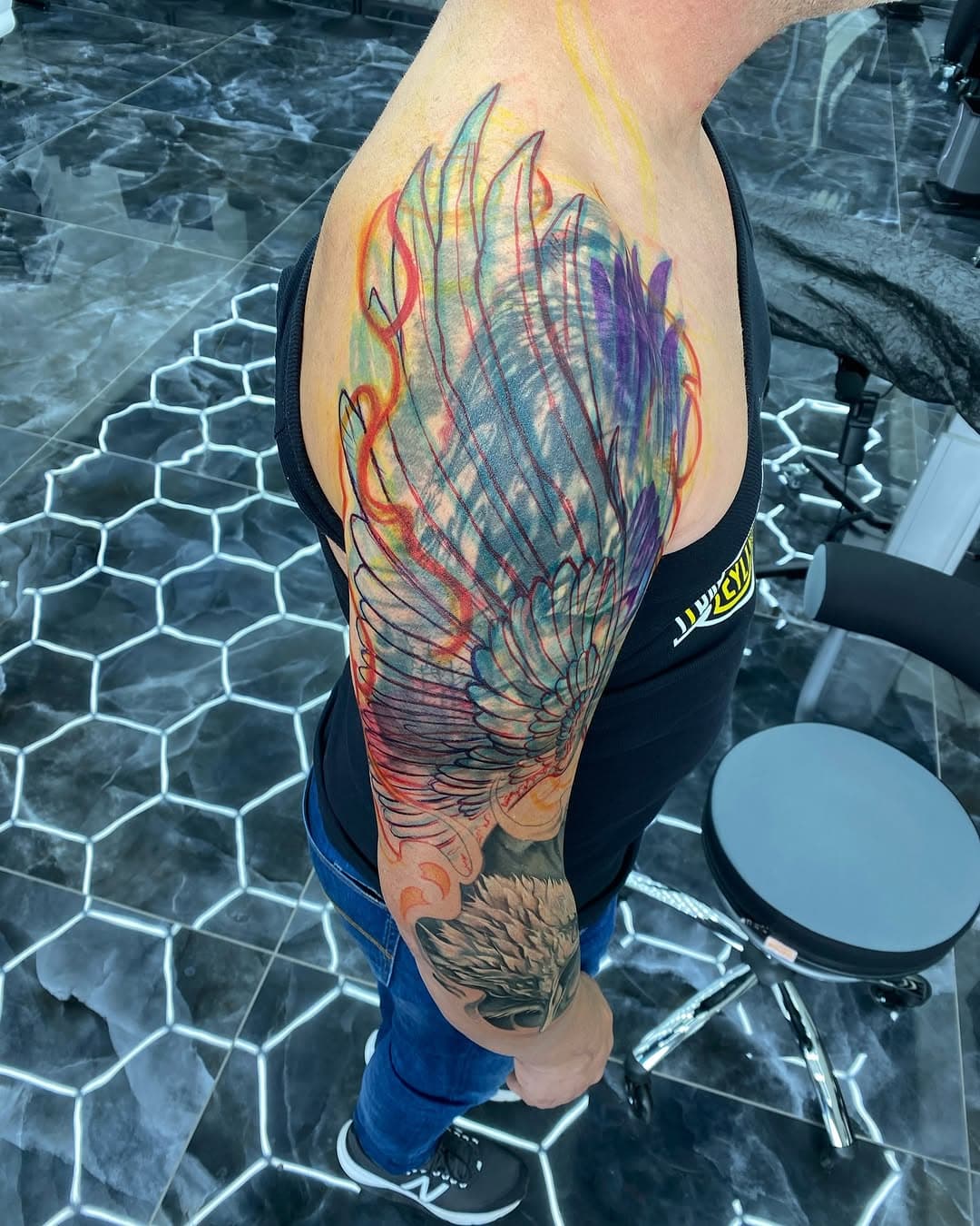 ➡️ Swipe for result
No filter no edit 
Gerade bei Cover-Up-Tattoos ist es super interessant, den künstlerischen Prozess von Anfang bis fast Ende zu verfolgen. Die meisten Tätowierer hätten bei dieser Cover-Up-Anfrage wahrscheinlich abgesagt, aber @nikitamittattoos ist ein absoluter Meister auf diesem Gebiet und hat sich der Herausforderung gestellt. Es ist für uns ein absoluter Jackpot, nicht nur einen Tätowierer zu haben, der Cover-Ups macht; Nikita geht darin völlig auf und liebt es. Wenn du ein Tattoo hast, mit dem du nicht zufrieden bist, bist du bei ihm definitiv an der richtigen Stelle.

#coveruptattoo #coverup #tattoolover #covertattoo #realistictattoo #eagletattoo #tattooideas #tattoos #tatuajes #tatuagem #colortattoo #colortattoos