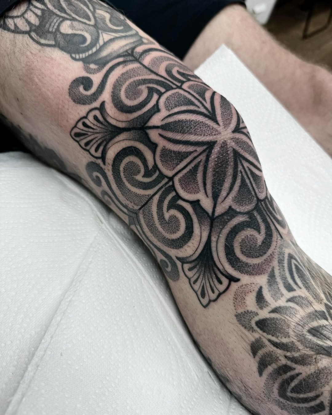 Knee mandala #kneetattoo #mandala #kneemandala #tattoo #dotwork #dotworktattoo #blackworktattoo #legtattoo