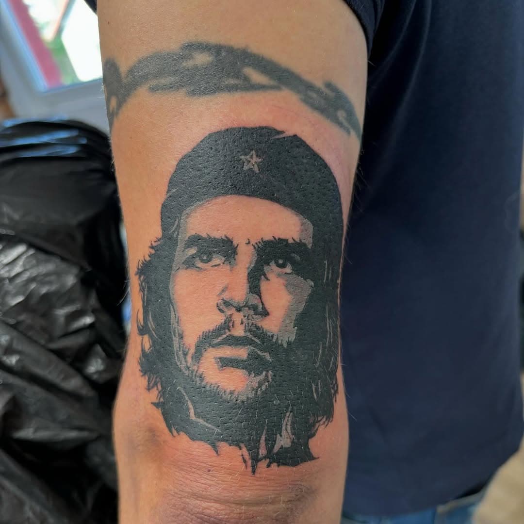 Le tatouage du jour 😉 Che Guevara fait par @jeromejouy #alohatattooamiens #alohatattoo #aloha #amiens #amienstattoo #amiensink #tattoo #tatouage #ink #che #cheguevara #cheguevaratattoo #hastasiempre #revolutiontattoo #portrait #tattooart #art #bishopwand #dynamicink #kwadroncartriges