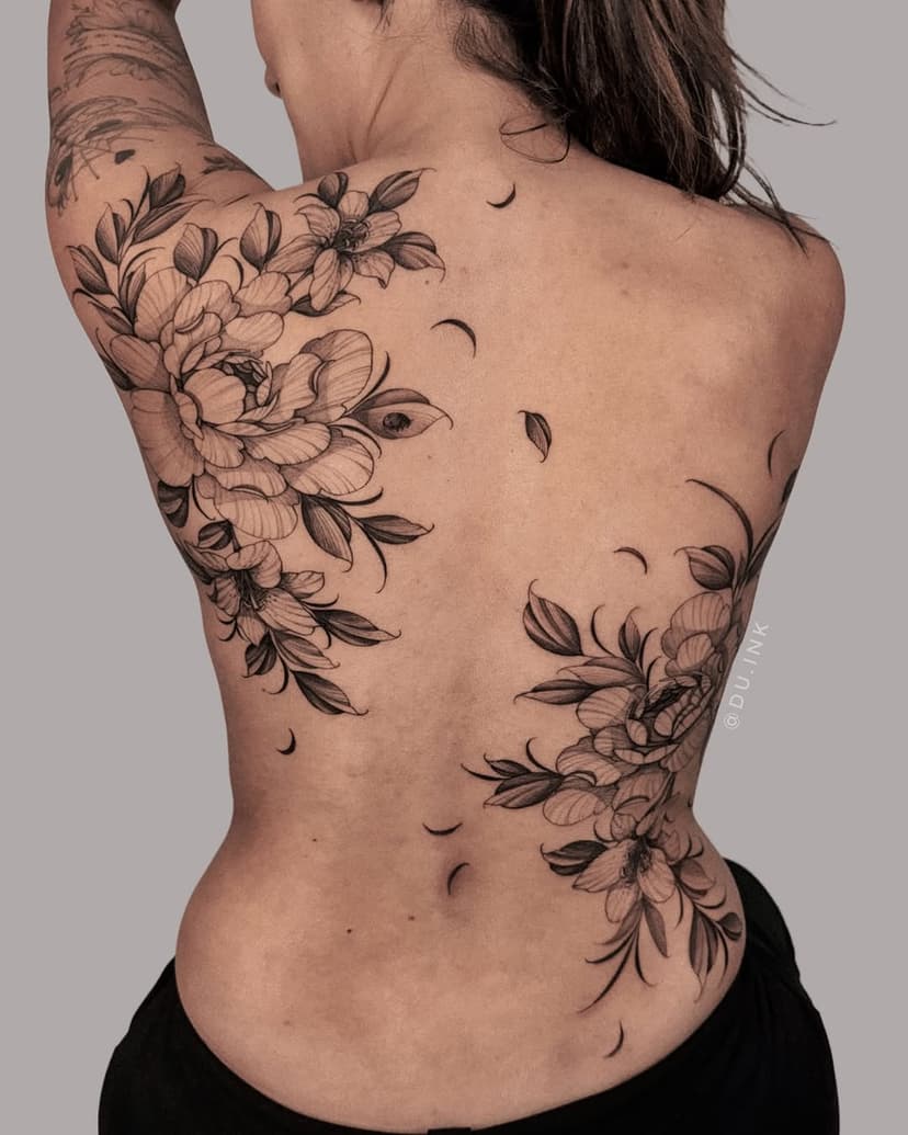 Fechamento de costas com floral exclusivo 🍃✨

Teria coragem de fazer uma assim? 🤯 deixa nos comentários 
.
.
.
.
.
• orçamentos pelo link da bio 

#floraltattoo #tattooart #tattooartist #tattooed #tattooedgirls #tattooedgirl #finelinetattoo