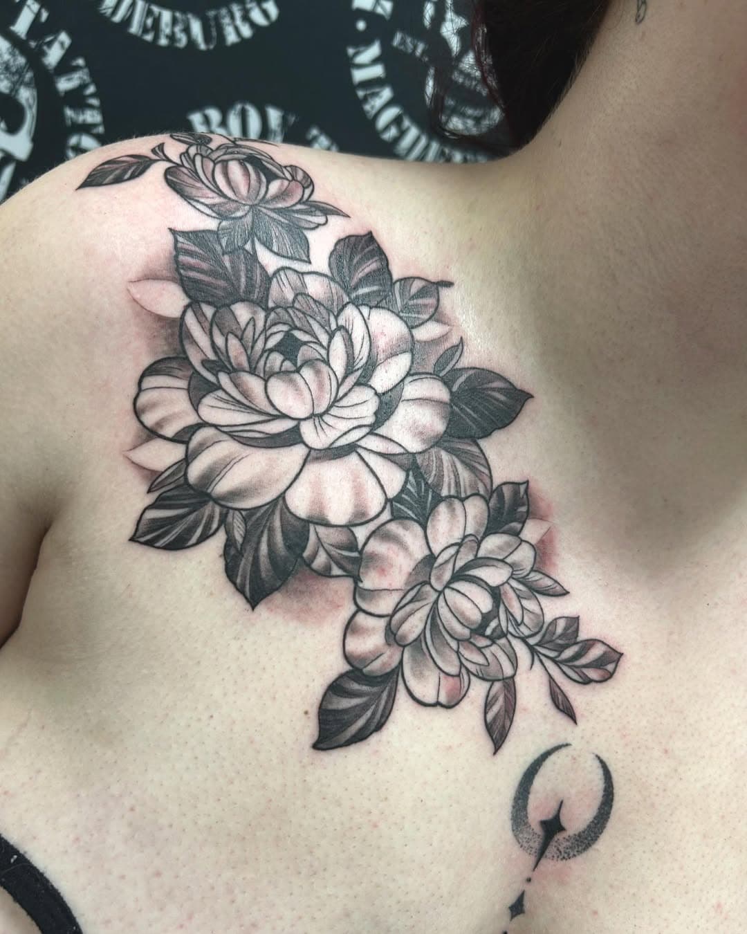 Gestochen von Andreas Guder #tattoos #tattooart #finelinetattoo #flowertattoo #magdeburg #magdeburgcity #sachsenanhalt #piercing #andreasguder #badboytattoomagdeburg #domstadt #artwork