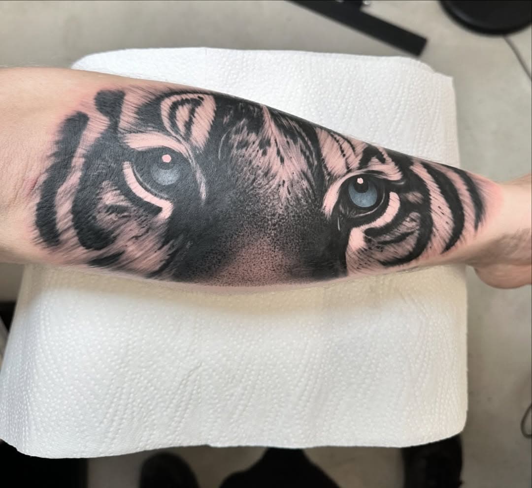 Eyes of the tiger, forever watching.
Thank you Roy for the trust! ✨
.
.
.
.
.
#tattoo #tattoos #tattoolifemagazine #tattooart #art #tattoodesign #tattooideas #tiger #tigertattoo #ink #inked #inkedup #menwithtattoos #tattooedmen #realistictattoo #blackandgreytattoo #eyesofthetiger #eyes #blueeyes #realism #veronikatattooart #netherlands #utrecht #gouda #rotterdam