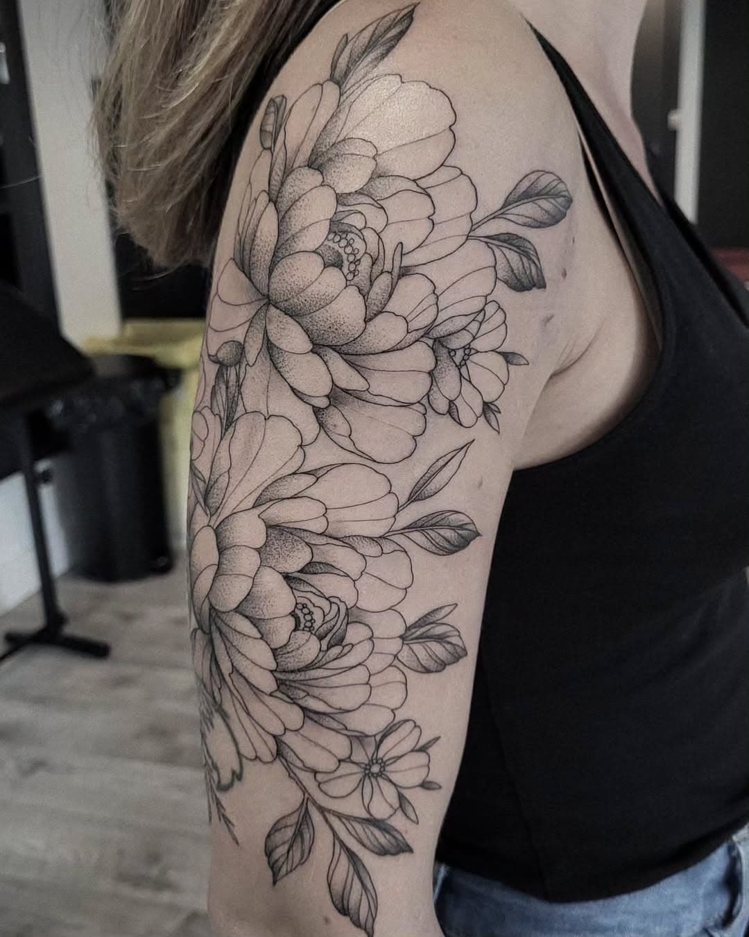 Par @romainlacroixtattoo 

#flowertattoo #tatouagefleur #peonytattoo #blackngreytattoo ##dottattoo #blacknwhitetattoo #pivoine #finelinetattoo #toulousetattoo #tatouagefloral #tatouagefin #toulousemaville