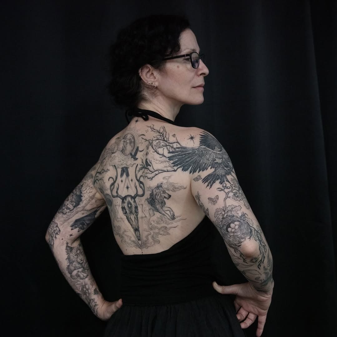 On Tuesday, March 7th, 2023, Pinar walked into First Class Tattoos, sat across from me on the couch with conspicuous grace and said, “I want a dark, magical forest to grow over both of my arms and my back. And I am choosing you to do it.” 

Over the next year and a half, every month like clockwork, we would greet each other with a big hug and bring our heads and our hearts together in joyous work to uncover a world on her skin. Our journey has transformed, supported, and humbled me in more ways than I can say. 

How bittersweet it is to mark the end of this chapter and come out the other side of countless flowers, homemade sourdough loaves, books, a few Nordic trips, two moves, and one big cry. Better now, and unimaginably changed. Thank you, Pinar. You are a goddess of a woman. It has been an incredible honor tattooing you, and an even greater one entering your orbit and becoming your friend. 

All the work in these photos is healed 🖤 done at @firstclassnyc 

𝘞𝘦 𝘢𝘳𝘦 𝘥𝘳𝘢𝘸𝘯 𝘵𝘰𝘨𝘦𝘵𝘩𝘦𝘳 𝘢𝘵 𝘵𝘩𝘦 𝘣𝘦𝘩𝘦𝘴𝘵 𝘰𝘧 𝘵𝘩𝘦 𝘸𝘰𝘳𝘭𝘥 𝘵𝘰 𝘢𝘵𝘵𝘦𝘯𝘥 𝘵𝘰 𝘪𝘵𝘴 𝘯𝘦𝘦𝘥𝘴. 𝘛𝘩𝘪𝘴 𝘸𝘰𝘳𝘭𝘥 𝘪𝘵𝘴𝘦𝘭𝘧 𝘪𝘴 𝘰𝘶𝘳 𝘤𝘰𝘮𝘮𝘶𝘯𝘢𝘭 𝘦𝘹𝘱𝘦𝘳𝘪𝘮𝘦𝘯𝘵 — 𝘢𝘭𝘭 𝘰𝘧 𝘰𝘶𝘳𝘴 — 𝘢 𝘴𝘩𝘢𝘳𝘦𝘥 𝘱𝘳𝘰𝘫𝘦𝘤𝘵 𝘰𝘧 𝘦𝘹𝘵𝘳𝘢𝘰𝘳𝘥𝘪𝘯𝘢𝘳𝘺 𝘤𝘰𝘮𝘱𝘭𝘦𝘹𝘪𝘵𝘺 𝘪𝘯 𝘸𝘩𝘪𝘤𝘩 𝘸𝘦 𝘢𝘳𝘦 𝘢𝘭𝘭 𝘱𝘢𝘳𝘵𝘪𝘤𝘪𝘱𝘢𝘵𝘪𝘯𝘨, 𝘢𝘯𝘥 𝘵𝘩𝘳𝘰𝘶𝘨𝘩 𝘸𝘩𝘪𝘤𝘩 𝘦𝘢𝘤𝘩 𝘰𝘧 𝘰𝘶𝘳 𝘢𝘤𝘵𝘪𝘰𝘯𝘴 𝘳𝘦𝘴𝘰𝘶𝘯𝘥 𝘵𝘩𝘳𝘰𝘶𝘨𝘩 𝘵𝘪𝘮𝘦. 𝘞𝘦 𝘦𝘢𝘤𝘩 𝘪𝘮𝘱𝘢𝘤𝘵 𝘶𝘱𝘰𝘯 𝘵𝘩𝘦 𝘰𝘵𝘩𝘦𝘳, 𝘢𝘯𝘥 𝘢𝘳𝘦 𝘦𝘢𝘤𝘩 𝘪𝘯 𝘴𝘦𝘳𝘷𝘪𝘤𝘦 𝘰𝘧 𝘵𝘩𝘦 𝘰𝘵𝘩𝘦𝘳.

Red Hand Files # 105