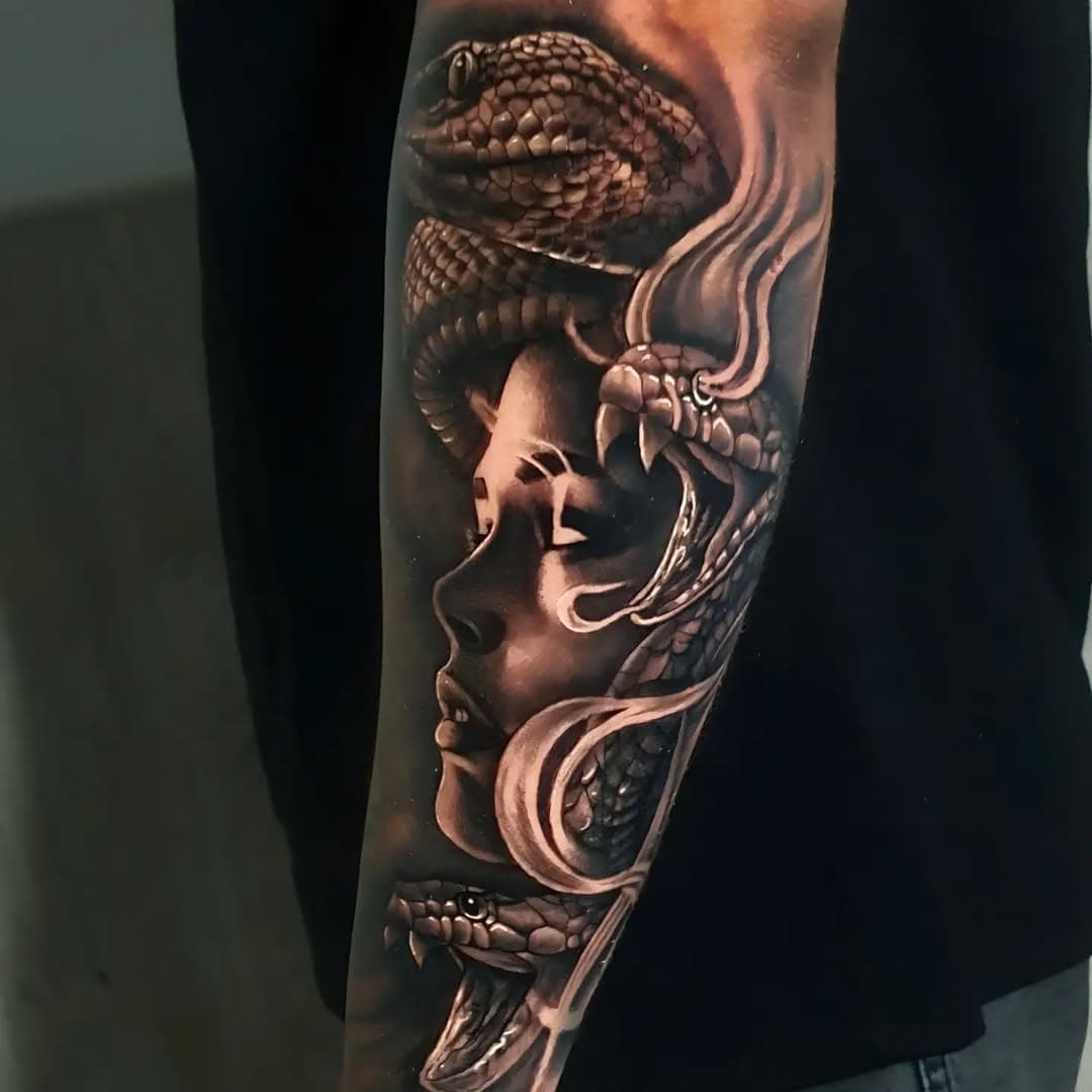 Medusa ,,by @vives_virgensanta 
# nilmaxtattoshop # nuclearwhite #virgensantatattoo #tattoos #medusatattoo #hornettattoo #tattooist #tattooed #tktx #