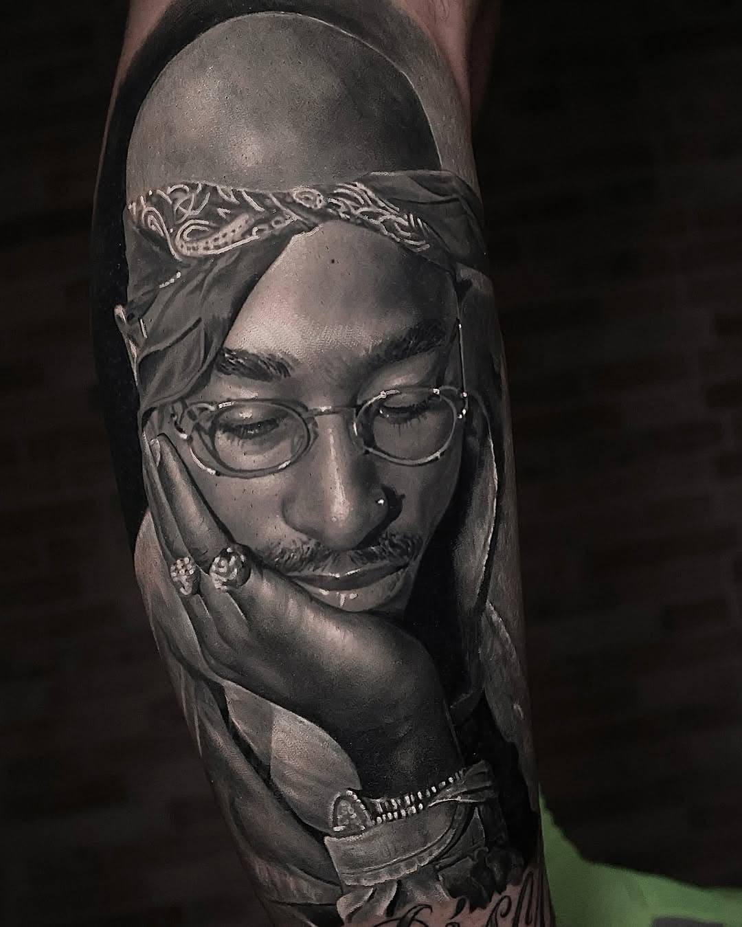 2 pac in my friend @ofriacarmelo 
#tattoo #tattoos #tatted #tat #tatuaje #tattooart #tattoist #tatted #tattoartist #tattoomodel #ink #inkedup #fkirons #cheyennetattooequipment #blackandgreytattoo #realistic #realistictattoo #inked #art #avantgarde #tattooitalia #margeratattoo #catania #milano