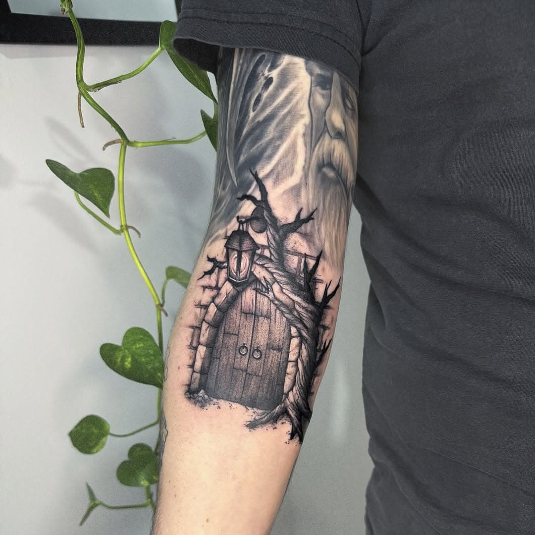 Porta fechando o espacinho entre as duas tattoos, um flash que adaptamos pra encaixar ali ✨ 

Em breve horários disponíveis pra tatuar em São Paulo 🗣️