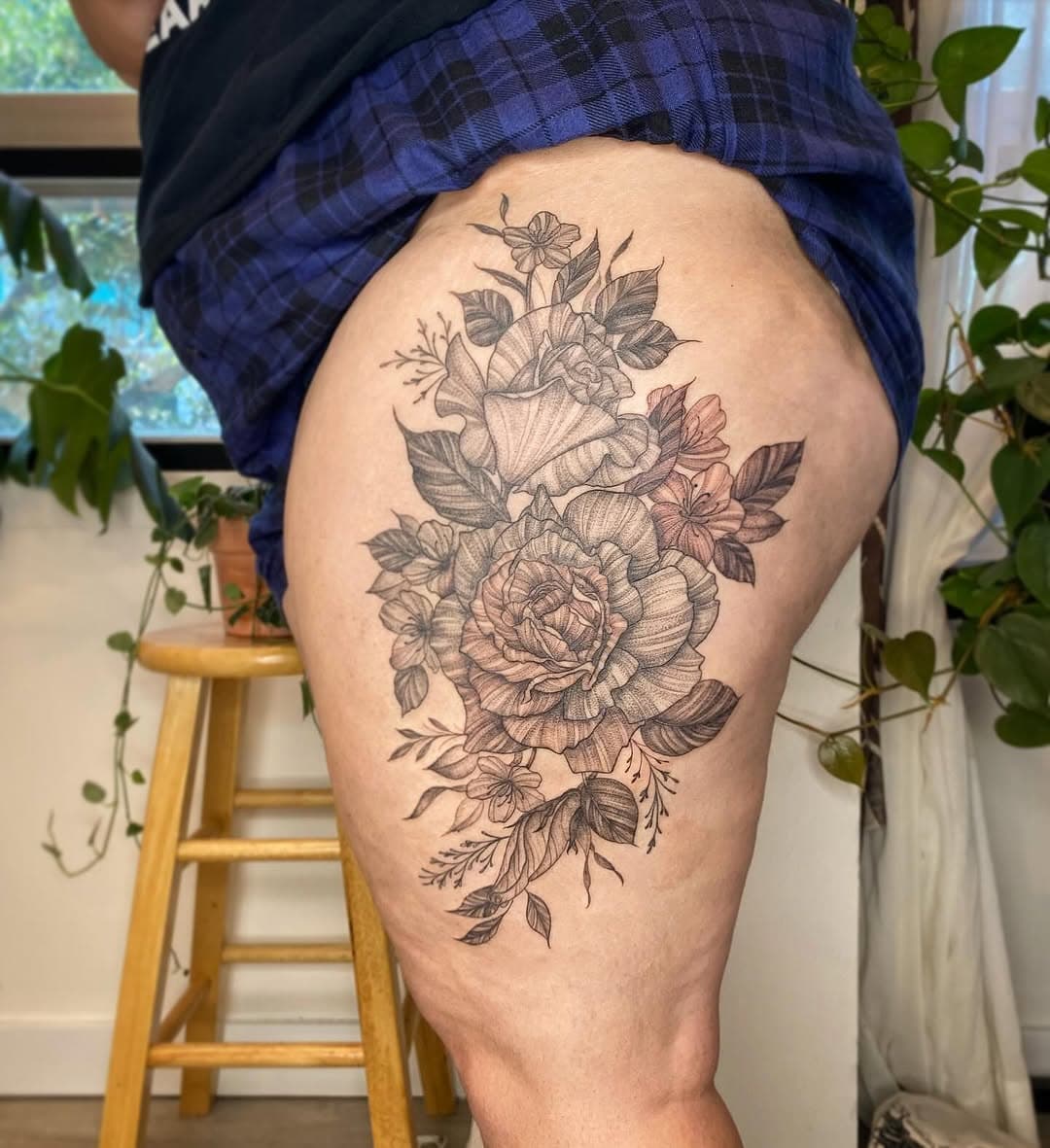 Love it when I get to do such big floral pieces. 🫶🏼 Two sessions and got to watch Barbie Life in the dream house all of the second, I’m here for it. Thank you Lexi! ☺️❤️ 

#thightattoos #Privatetattoostudio #florandfaunatattoo #botanicaltattoo #sarasotaflorida #tattoo #tampabay