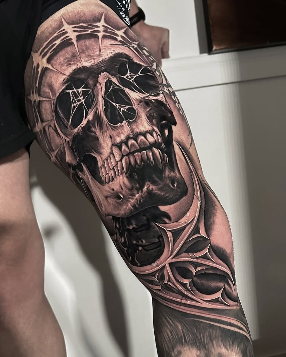 ⚜️ 💀 @oculustattoo ⚜️
-
@cheyenne_tattooequipment 
@electrumsupply 
@eclipse.tattooink 
@quantumtattooinks 
@drpickles_ 
-
#OculusTattoo #Skull #FreehandArchitecture