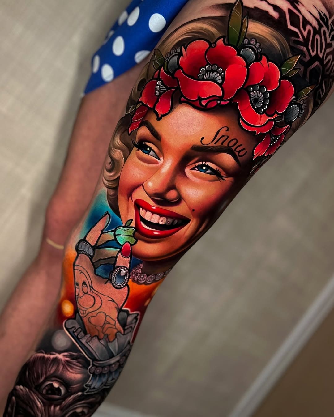 Spontaniczna kolaboracja wykonana na @tattoo_expo_opole z @piro.tattoo i @fretkatattoo 🔥
Dzięki wam za super klimat 😁. 

Na szczęście nic nie popsuło mi tego konwentu. Ta kipiąca pozytywna energia zawsze dodawała i dodaje mi sił do działania. Dobrze było zobaczyć znajome twarze. 🙈🫶

@tattoo_expo_opole widzimy się za rok 🔥🔥🤘🏻

#realistictattoo #tattooconvention #snowwhitetattoo #legsleevetattoo #colourtattoo #tattooexpo #collaboration