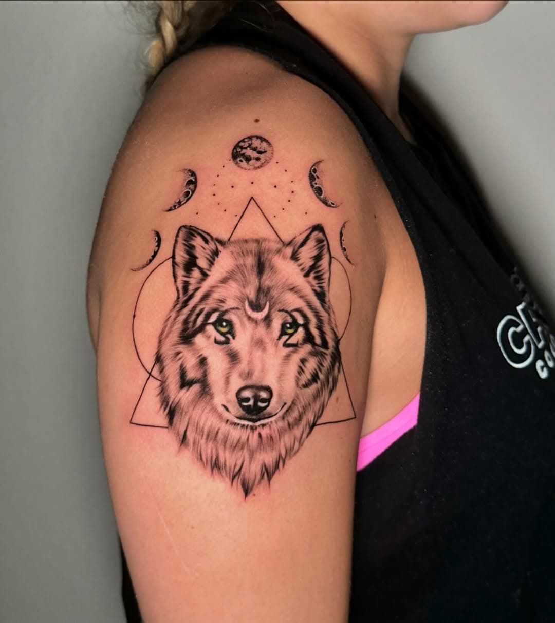 Uma das artes feita nos Estados Unidos na @melloflay 
Agradeço demais pela confiança Flavia, em breve estarei de volta e vamos encher mais essa pele de arte ❤️🙏🏻

#wolftattoo #minirealismo #minitattoo #tattoolobo