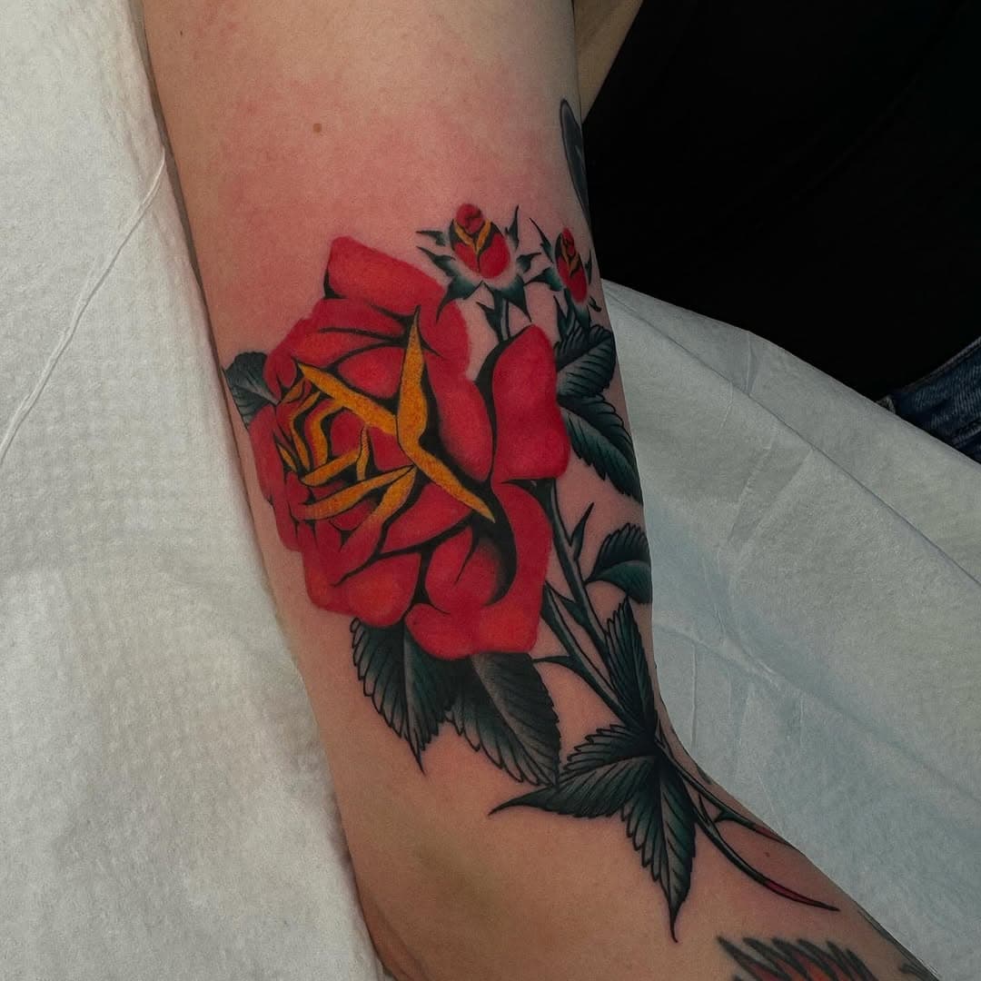 Rose flash piece for Sara 🌹 This was fun!! I would love to do more roses or florals like this. I have time for tattoos this week & this fall! DM me to set up an appointment @heartachetattoo