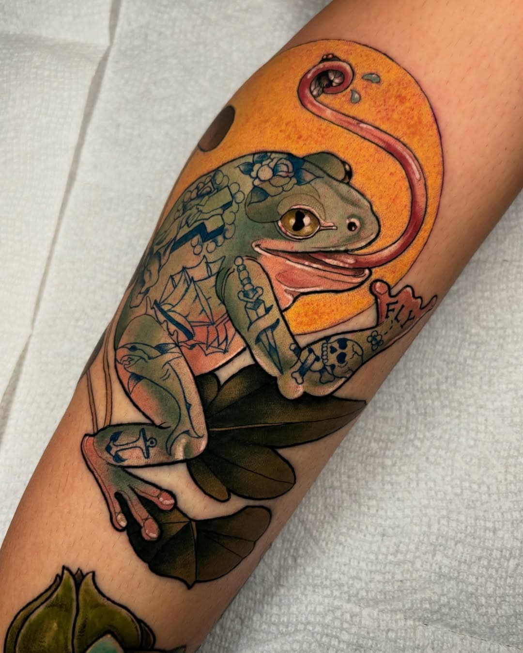 just a fly little guy 🤙🏼🐸🪰 Sailor Jerry inspired, all the designs are his :’)) lets do more tatted animals!! I had too much fun with this one lol 
made with the best ✨ @mavericktattoomercantile @ekotattooaftercare #ekoproteam at @honeygrovestudio