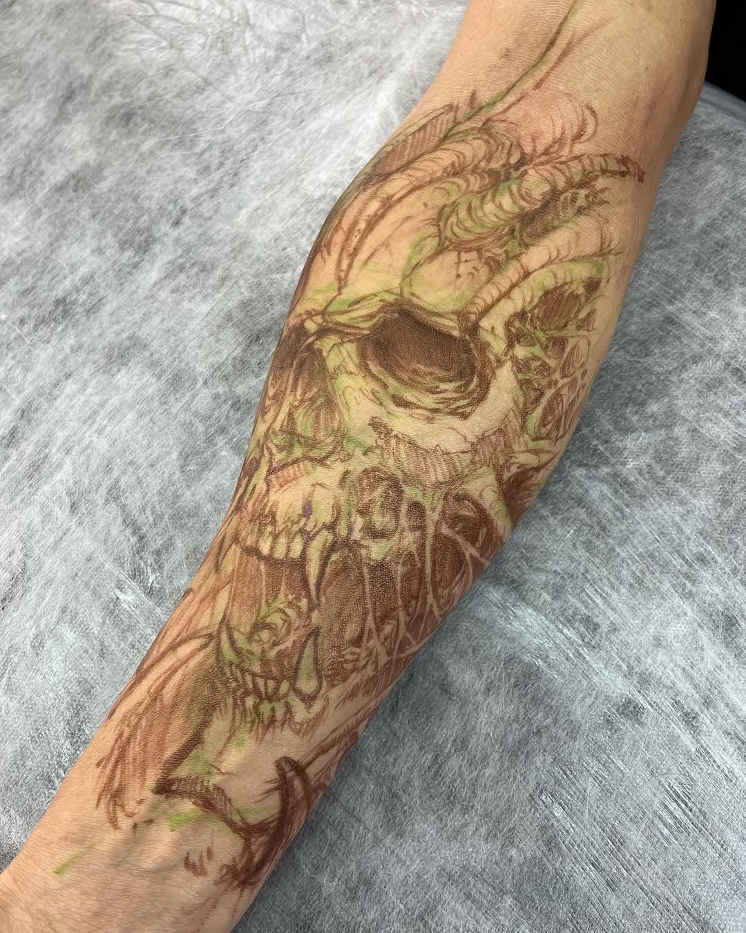 Sequência de fotos do último post. 
  Acha bacana poder explorar estilos diferentes de tattoo sem precisar copiar algo, sempre que tem um trampo pra fazer? Estude desenho!! 
  Quer uma tattoo que não seja apenas bem executada, mas também original e com identidade? Procure um tatuador que desenhe! 
  Obrigado por acompanharem os meus trabalhos 🙏🏻.
 Agendamentos:
51 99945-4385 wpp
.
.
#freehand #freehandtattoo #skulltattoo #darkart