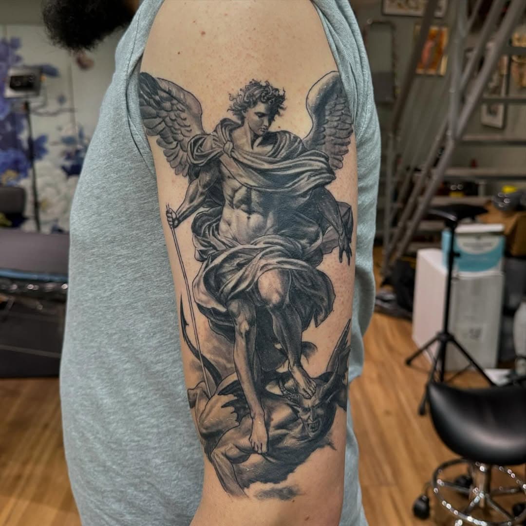 ⚡️La semaine dernière j’ai tatoué ce saint Michel sur Marco! Vivement la suite! 😊⚡️
#tattoo #tatouage #ink #art #lunderskin #lauralagardetattoo #pantherebleuetattoo #chatillon #paristattoo #realistictattoo #realismtattoo #blackandgreytattoo #saintmichel #saintmichaeltattoo #saintmichael #saintmichaelthearchangel