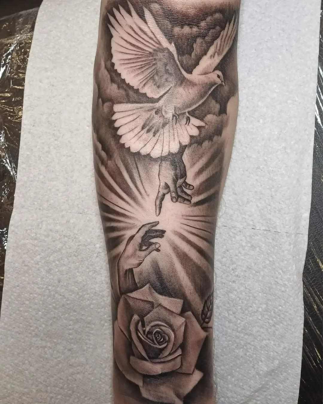 Memorial piece from last week

Love tattoos with deep meaning

Thanks for looking

#dovetattoo #rosetattoo #forearmtattoo #memorialtattoo #inkedup #bodyart #birmingham #birminghamuk #realismtattoo #realistictattoo #heaventattoo #tattooartuk