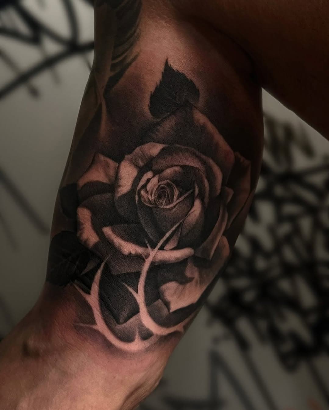 @artemtattoostudios @kwadron #kwadronINX @dermalizepro 
Info & appointments by DM 📩 #naples #tattoo #roses